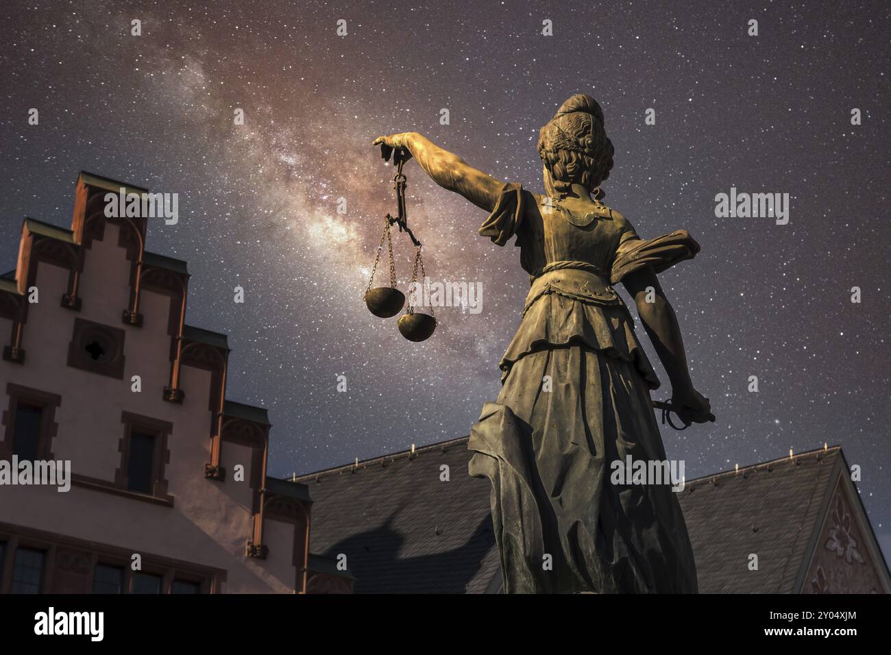 Justitia Monument Frankfurt, niederer Rückblick bei Nacht mit Galaxie Stockfoto
