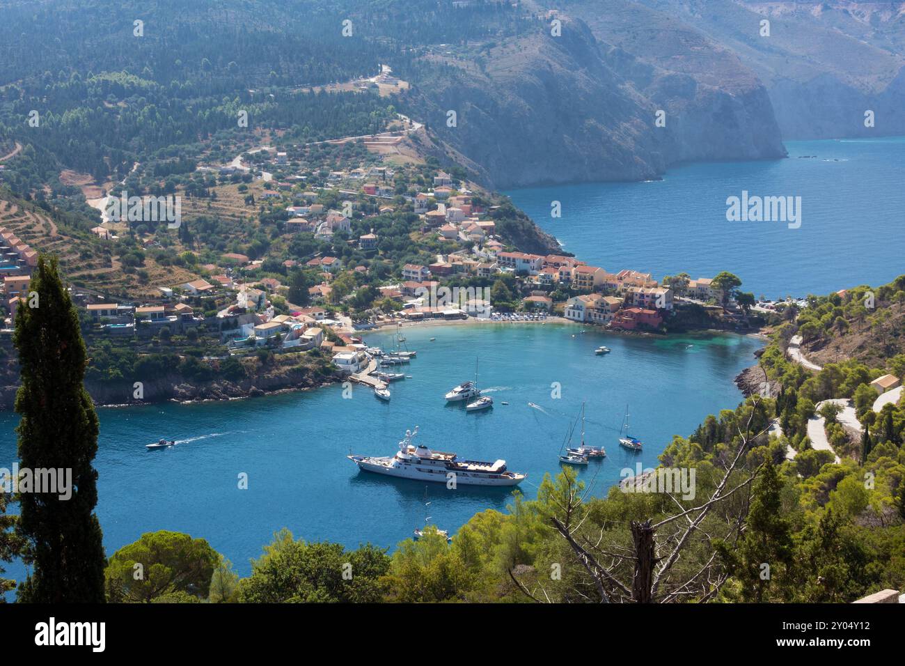 Blick hinunter auf die wunderschöne Bucht von Assos Dorf, Kefalonia Insel, Griechenland, von den umliegenden Hügeln Stockfoto