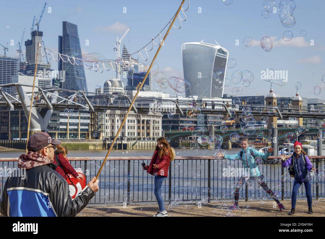 LONDON/UK, 21. MÄRZ: Blasen entlang der South Bank in London am 21. März 2018. Nicht Identifizierte Personen Stockfoto