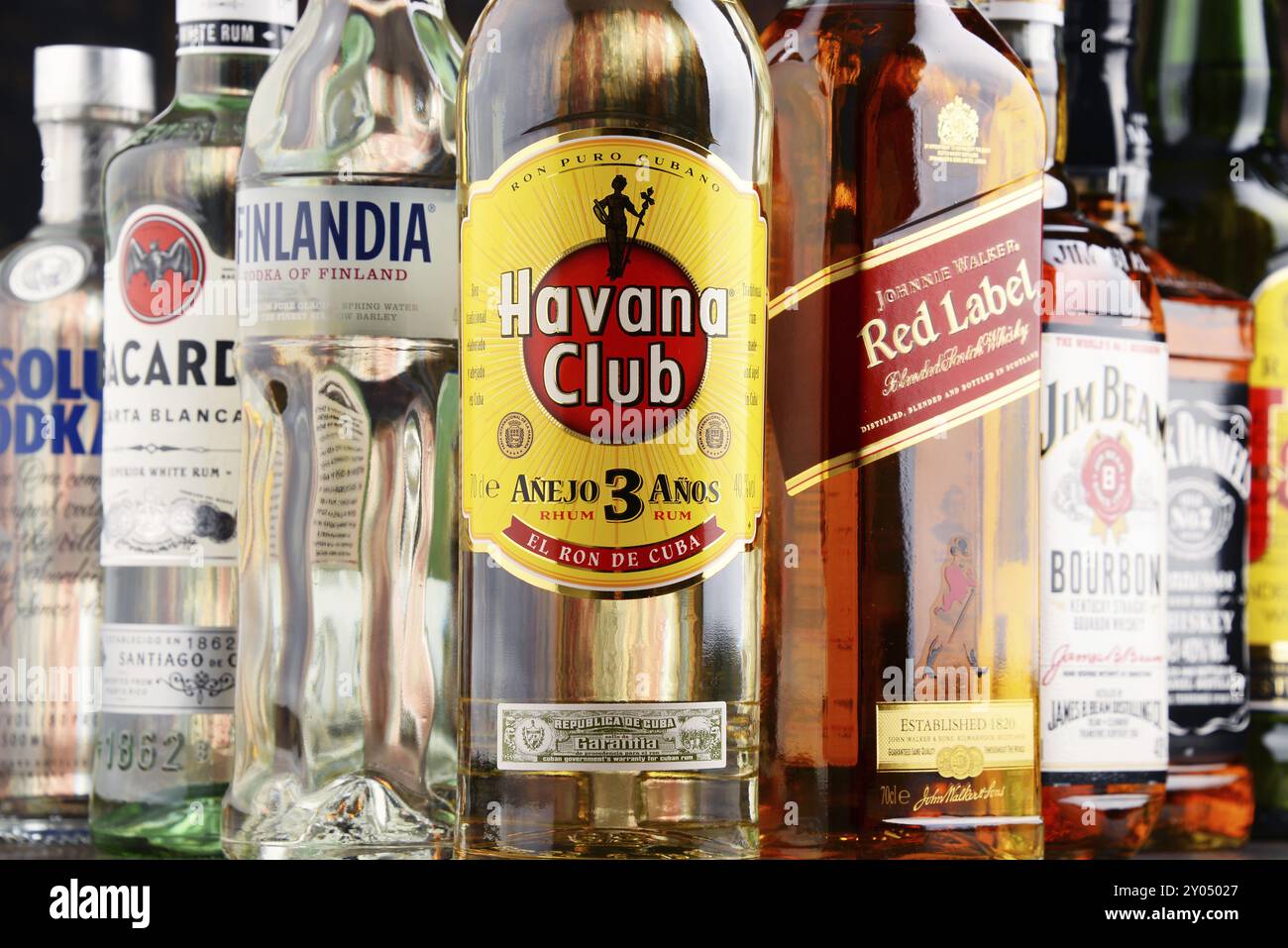Weltweit konsumieren rund 2 Milliarden Menschen Alkohol, eine der am häufigsten verwendeten Freizeitdrogen der Welt, mit einem jährlichen Verbrauch von über 6 Litern reinen Alkohols Stockfoto