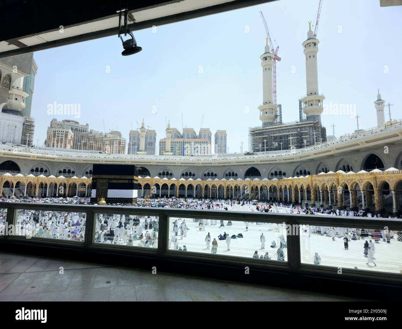 Mekka, Saudi-Arabien, 4. Juni 2024: Minarette und Kaaba in Hajj, Wallfahrt, Umrah, Umgehung, Umkreisen, gehen Sie siebenmal um die heilige Ka'abah herum Stockfoto