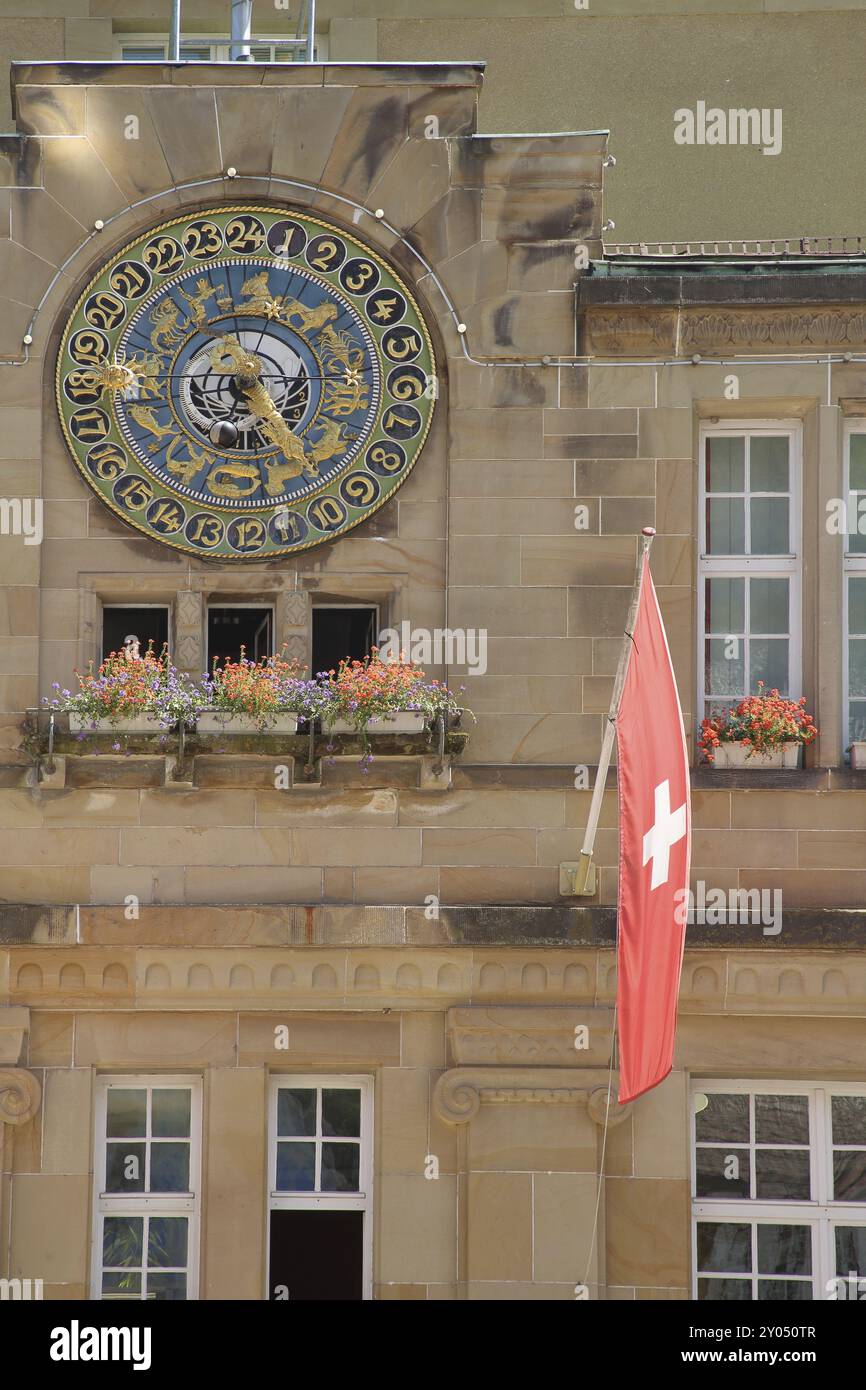 Schweizer Nationalflagge und astronomische Uhr, Monduhr, Rathaus, Rathausplatz, Schramberg, Südschwarzwald, Schwarzwald, Baden-Württemberg Stockfoto