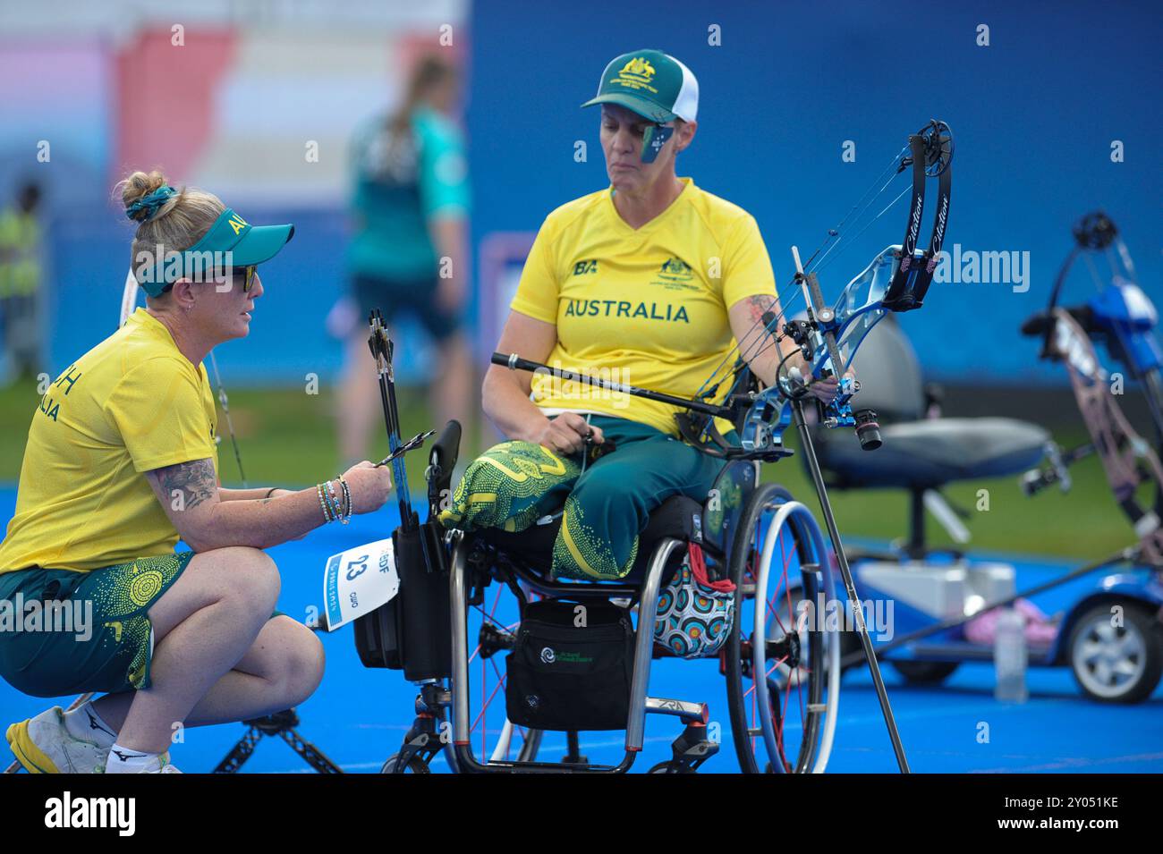 Melissa-Ann Tanner (aus) spricht mit ihrem Trainer während ihres Spiels mit Phoebe Paterson Pine (GBR) in der Women's Individual Compound Open Elimination Stage des Para-Archery am vierten Tag der Paralympischen Sommerspiele 2024 in Paris. Das Spiel wurde von Paterson Pine (140:136) gewonnen. Stockfoto