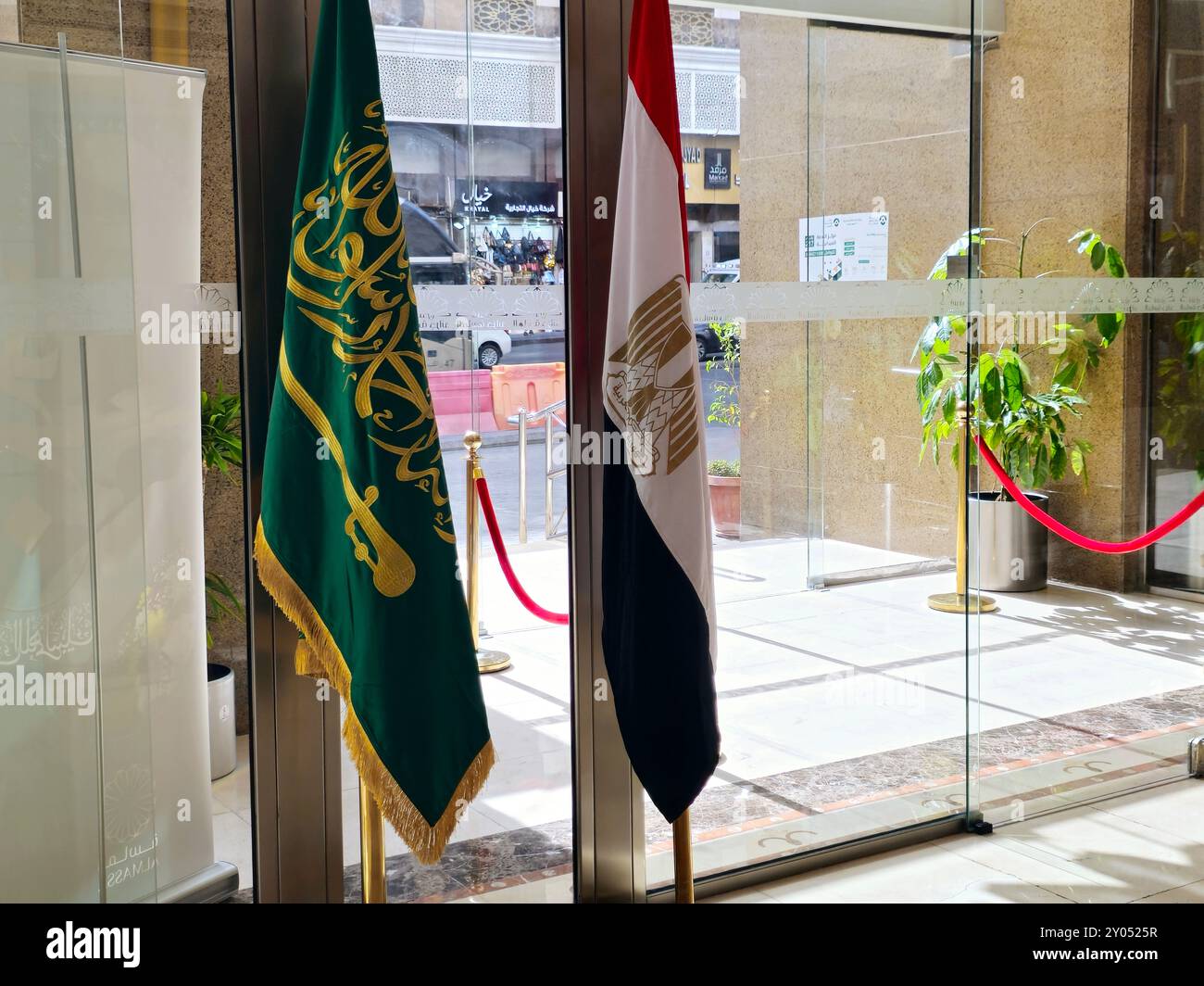 Mekka, Saudi-Arabien, 5. Juni 2024: Flagge der Arabischen Republik Ägypten und Flagge des Saudi-Arabien-Königreichs in Mekka Makkah al-Mukarramah, Stadt Mekka, die EG Stockfoto