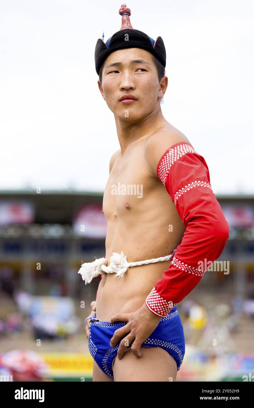 Ulaanbaatar, Mongolei, 11. Juni 2007: Profil eines traditionell gekleideten Wrestlers auf Feldebene im National Sports Stadium beim Naadam Festival Stockfoto