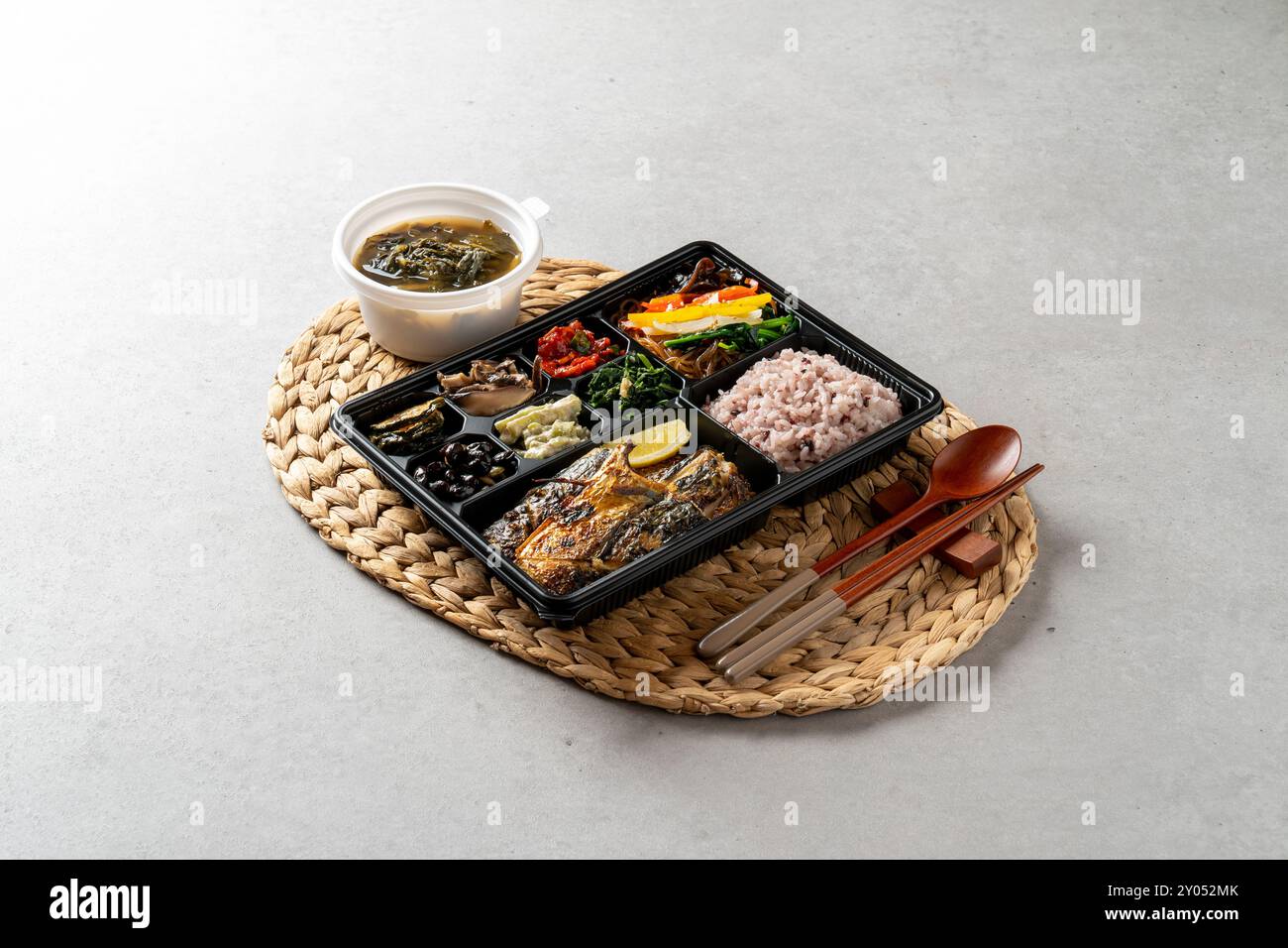 Koreanisches Essen, Gerstenaustern, gebratener Webfoot-Kraken, Reis, Beilagen, Lunchboxen, Abalone, Rippchen, gedämpfter Schweinebauch Stockfoto