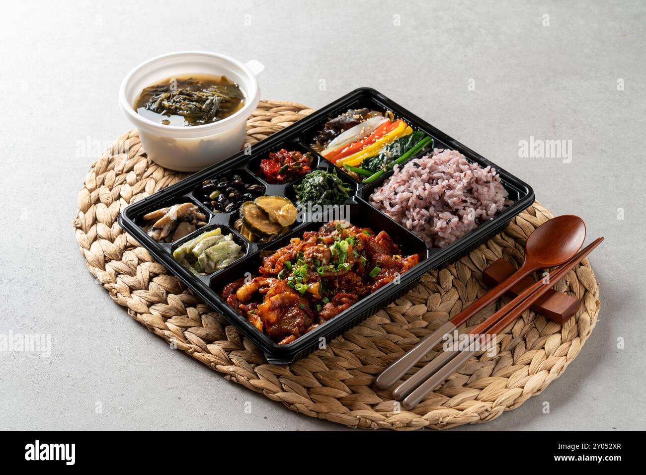 Koreanisches Essen, Gerstenaustern, gebratener Webfoot-Kraken, Reis, Beilagen, Lunchboxen, Abalone, Rippchen, gedämpfter Schweinebauch Stockfoto