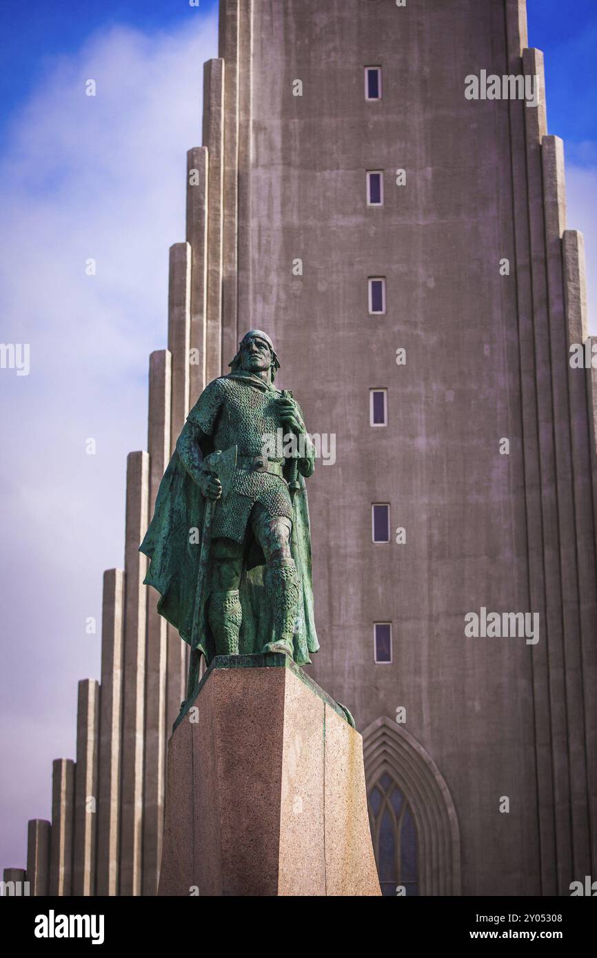 REYKJAVIK, ISLAND, 6. JULI: Hallgrimskirkja Kirche mit der Statue von Leif Erikson, einem der Entdecker Nordamerikas am 6. Juli 2013 Stockfoto