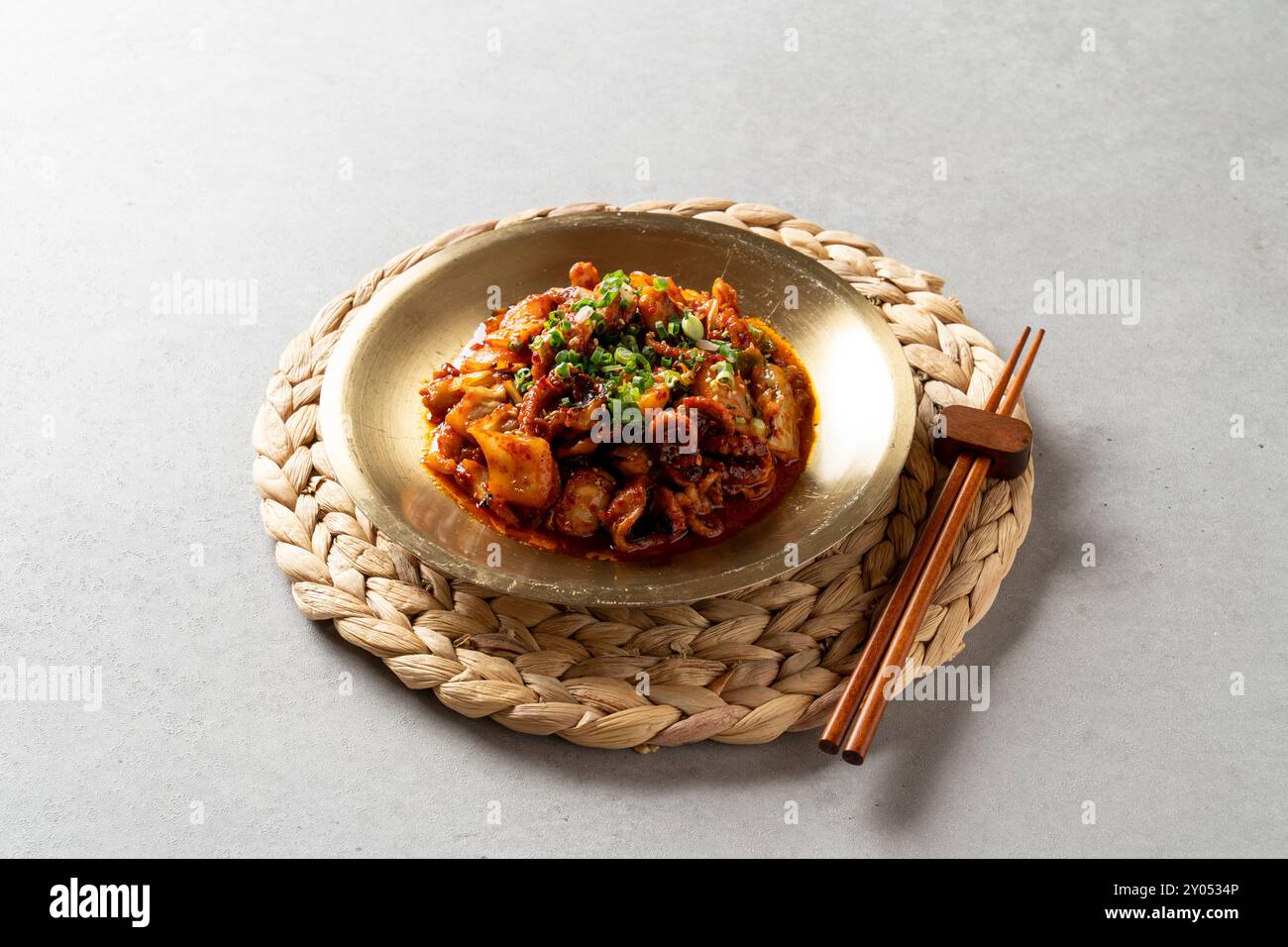 Koreanisches Essen, Gerstenaustern, gebratener Webfoot-Kraken, Reis, Beilagen, Lunchboxen, Abalone, Rippchen, gedämpfter Schweinebauch Stockfoto