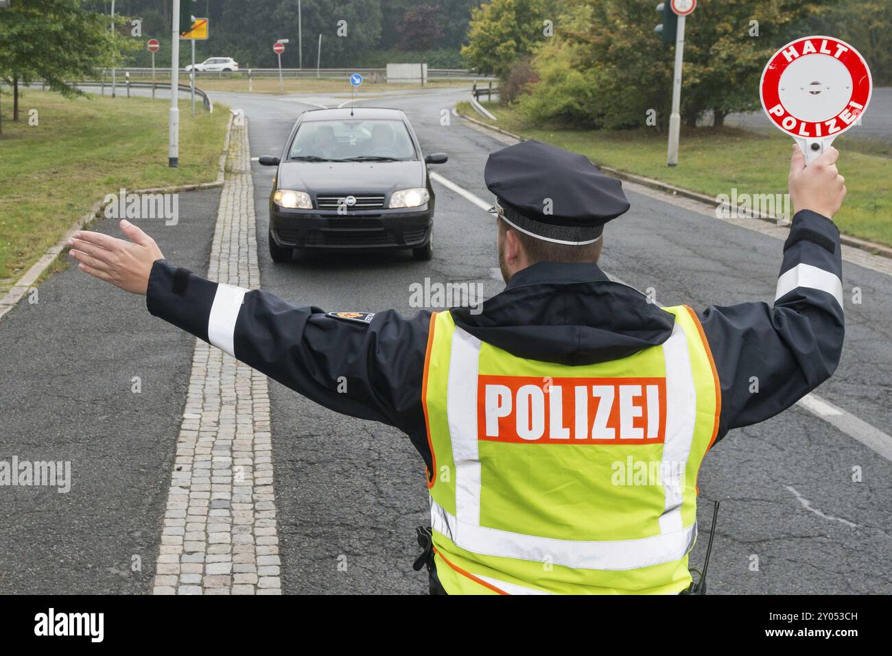 Polizeikontrolle auf der Straße Stop und Such Operation Stockfoto