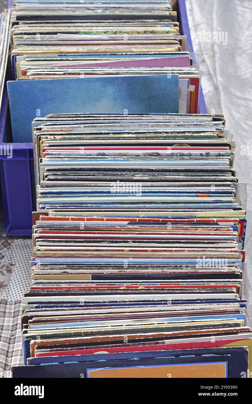 Gestapelte second hand Schallplatten auf Flohmarkt Stockfoto