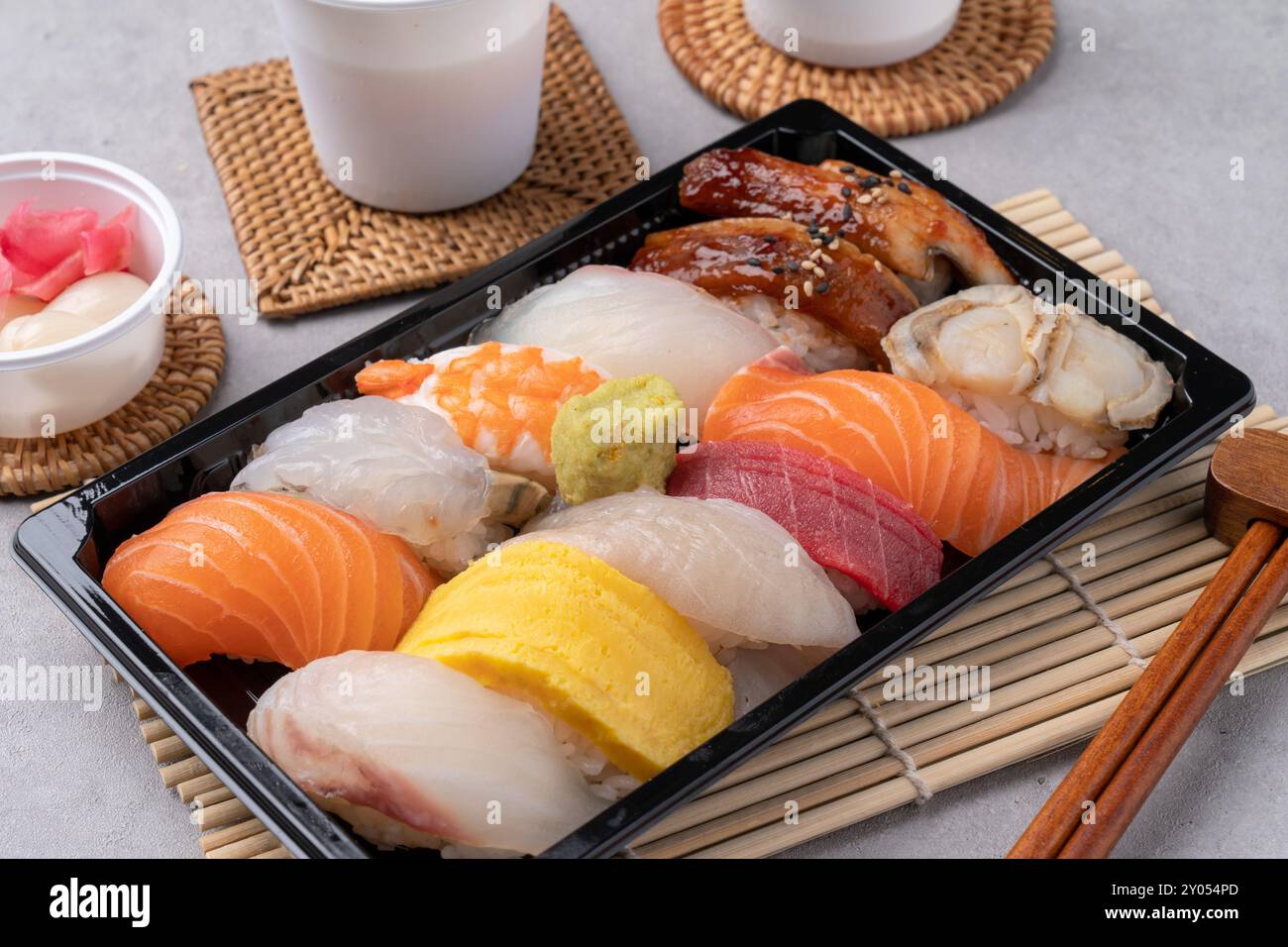 Roher Fisch, Lachs, Mochi-Ridofu, Sushi, verschiedene Sushi, gebratene Schneekrabbenbeine, gebratenes Essen, Japanisch Stockfoto