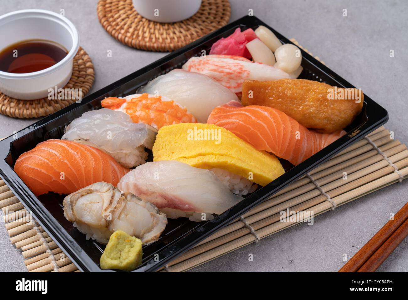 Roher Fisch, Lachs, Mochi-Ridofu, Sushi, verschiedene Sushi, gebratene Schneekrabbenbeine, gebratenes Essen, Japanisch Stockfoto