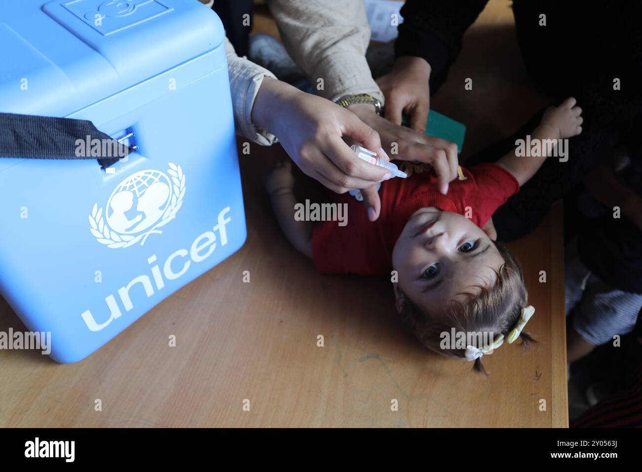 Deir El Balah, Palästinensische Gebiete. September 2024. Ein Kind wird im Gesundheitszentrum Deir El Balah gegen Polio-Virus geimpft. Hunderttausende Kinder sollen ab dem 1. September im umkämpften Gazastreifen gegen Polio geimpft werden. Abed Rahim Khatib/dpa/Alamy Live News Stockfoto