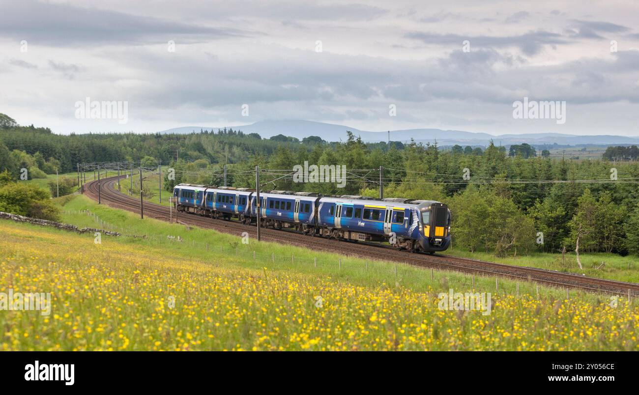 ScotRail Siemens-Triebzug der Klasse 385, der durch die Landschaft in Auchengrey, Schottland, Großbritannien fährt Stockfoto