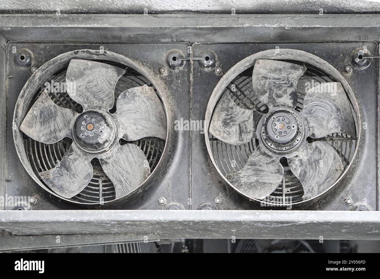 Zwei industrielle Ventilatoren mit Schmutz und Staub Stockfoto