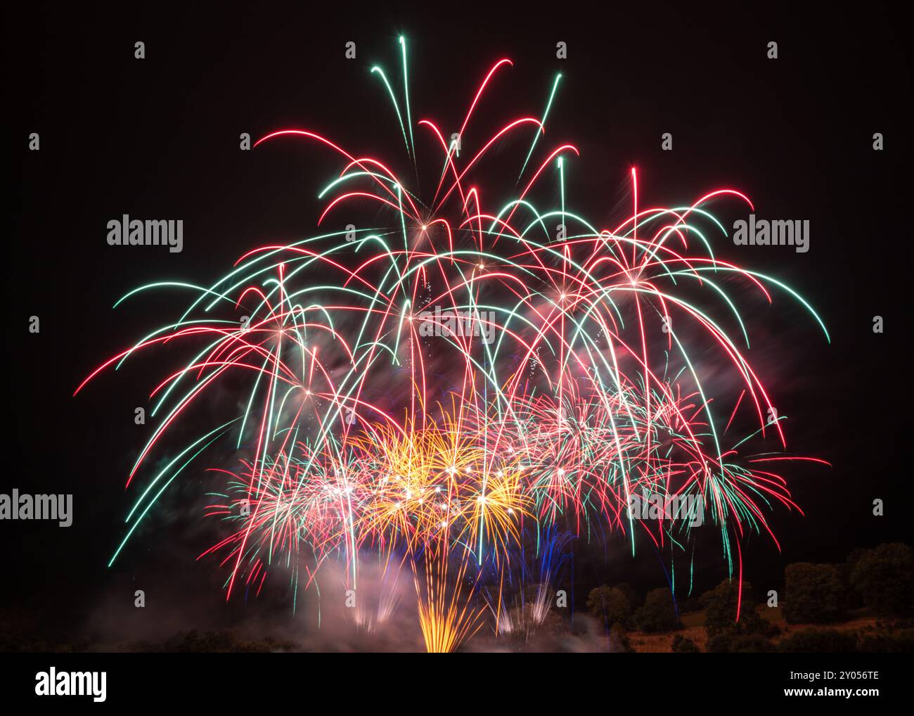 Buntes Feuerwerk gegen den Schwarzen Himmel Stockfoto