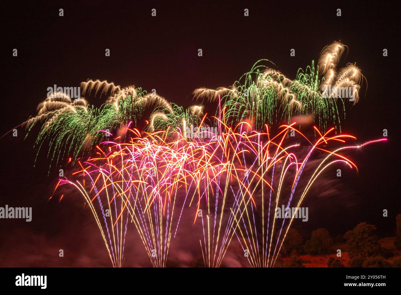 Buntes Feuerwerk gegen den Schwarzen Himmel Stockfoto