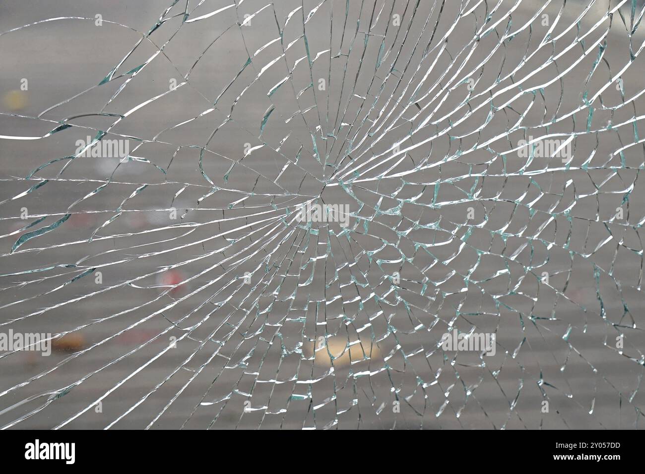 Zerbrochene Fenster und gebrochene Glas schaden Stockfoto