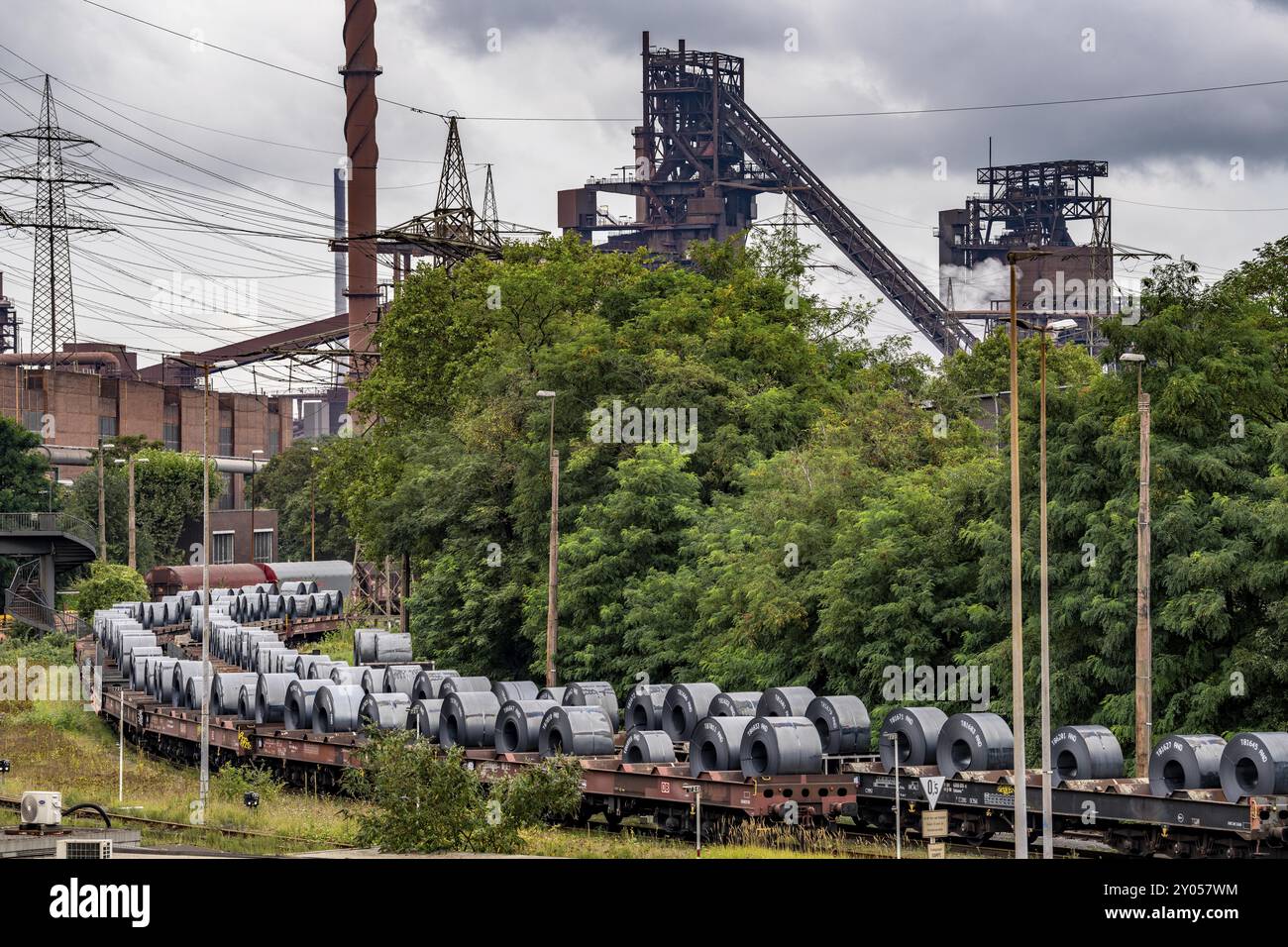 Hochofen Schwelgern 2, Bandstahlrollen, Coils, auf Güterwagen, im ThyssenKrupp Stahlwerk Schwelgern in Duisburg-Marxloh gehört zur Stockfoto