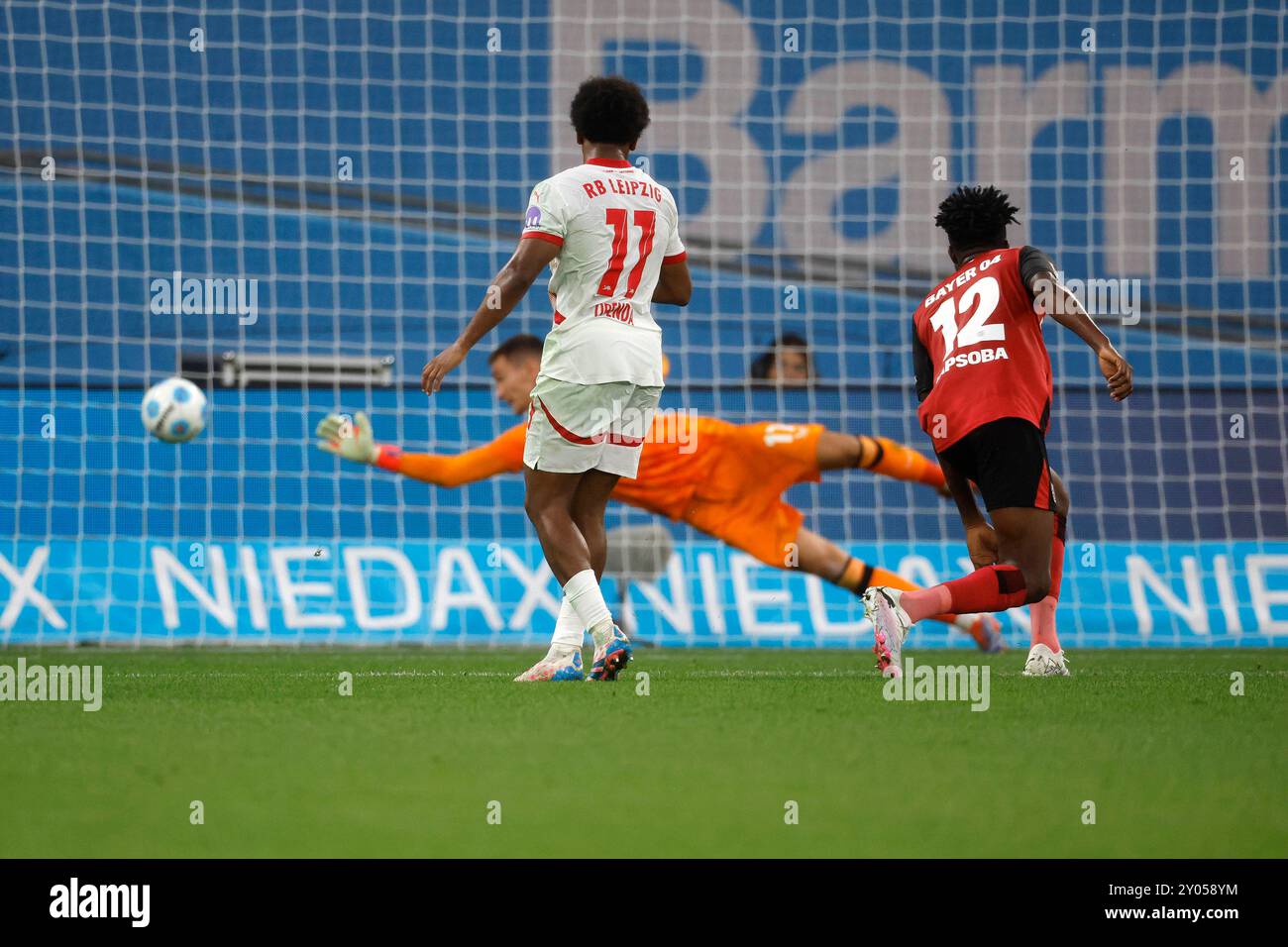 Leverkusen, Deutschland 1. Fussball-Bundesliga, 2. Spieltag, Spieltag 2 Bayer 04 Leverkusen : RB Leipzig 2:3 31.08. 2024 in der Bay-Arena in Leverkusen Ikoma-Lois OPENDA (RBL) 2.v.re.- erzielt den Siegtreffer zum 3-2 für Leipzig Foto: Norbert Schmidt, Düsseldorf Stockfoto