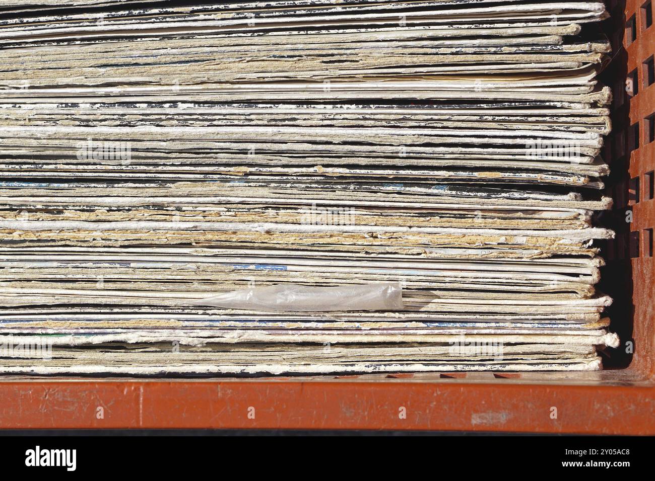 Gestapelte second hand Schallplatten in der Kiste Stockfoto