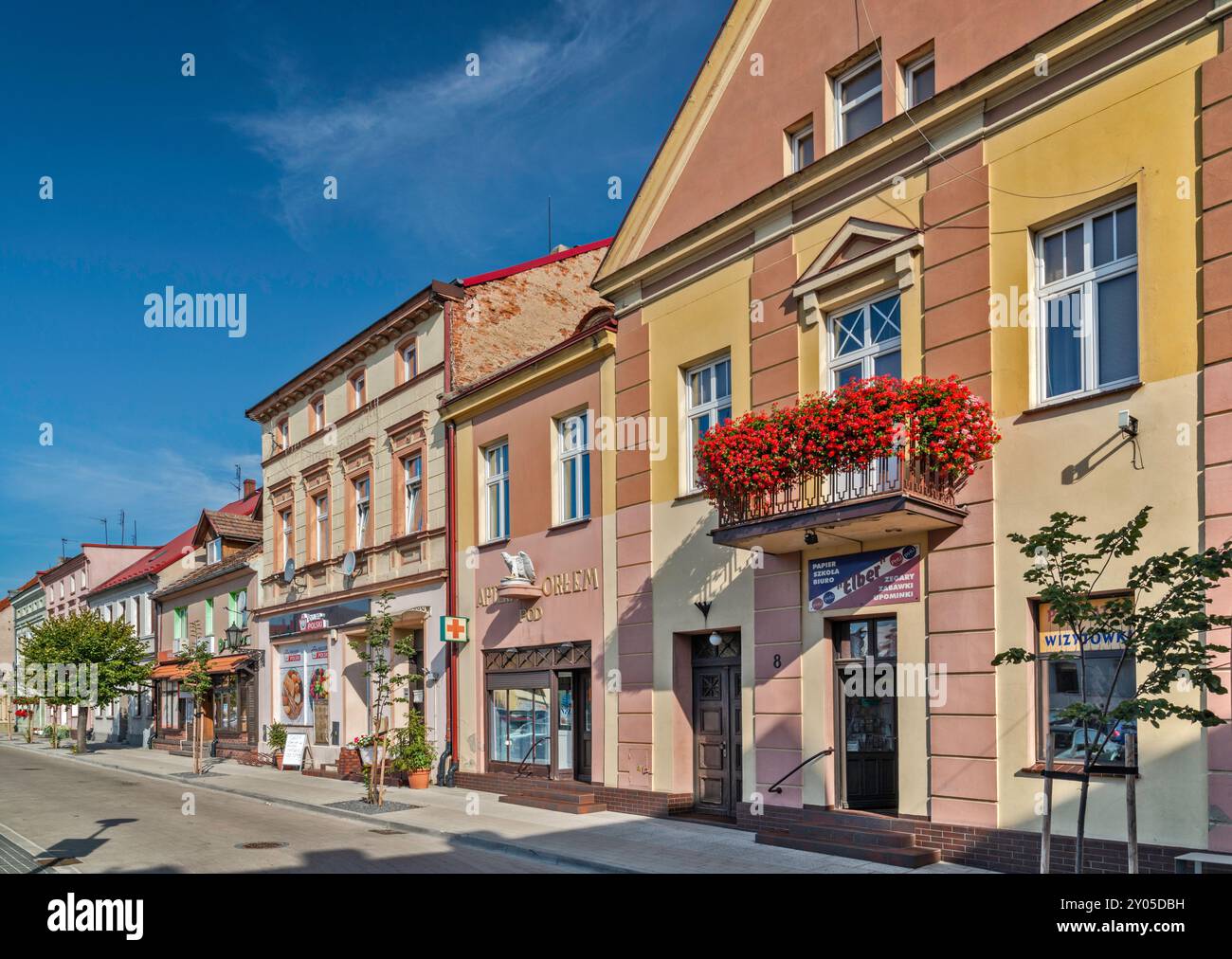 Häuser am Rynek (Marktplatz) in der Stadt Jutrosin, Kalisz-Hochland, Woiwodschaft Wielkopolska (Großpolen), Polen Stockfoto