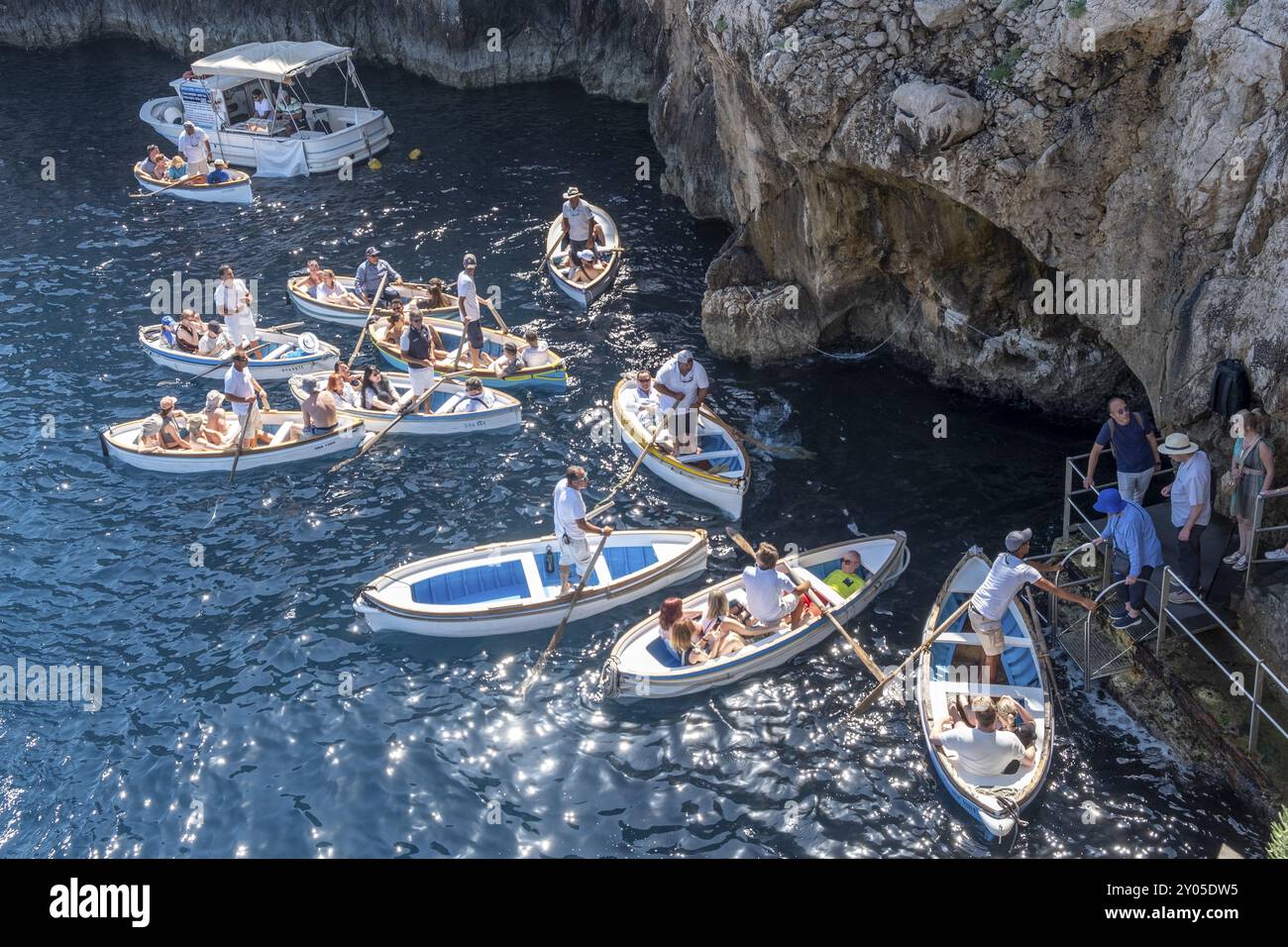 Italien, Golf von Neapel. Insel Capri, Blaue Grotte. Boote mit Touristen vor dem Eingang zur Blauen Grotte, Capri, Kampanien, Italien, Europa Stockfoto