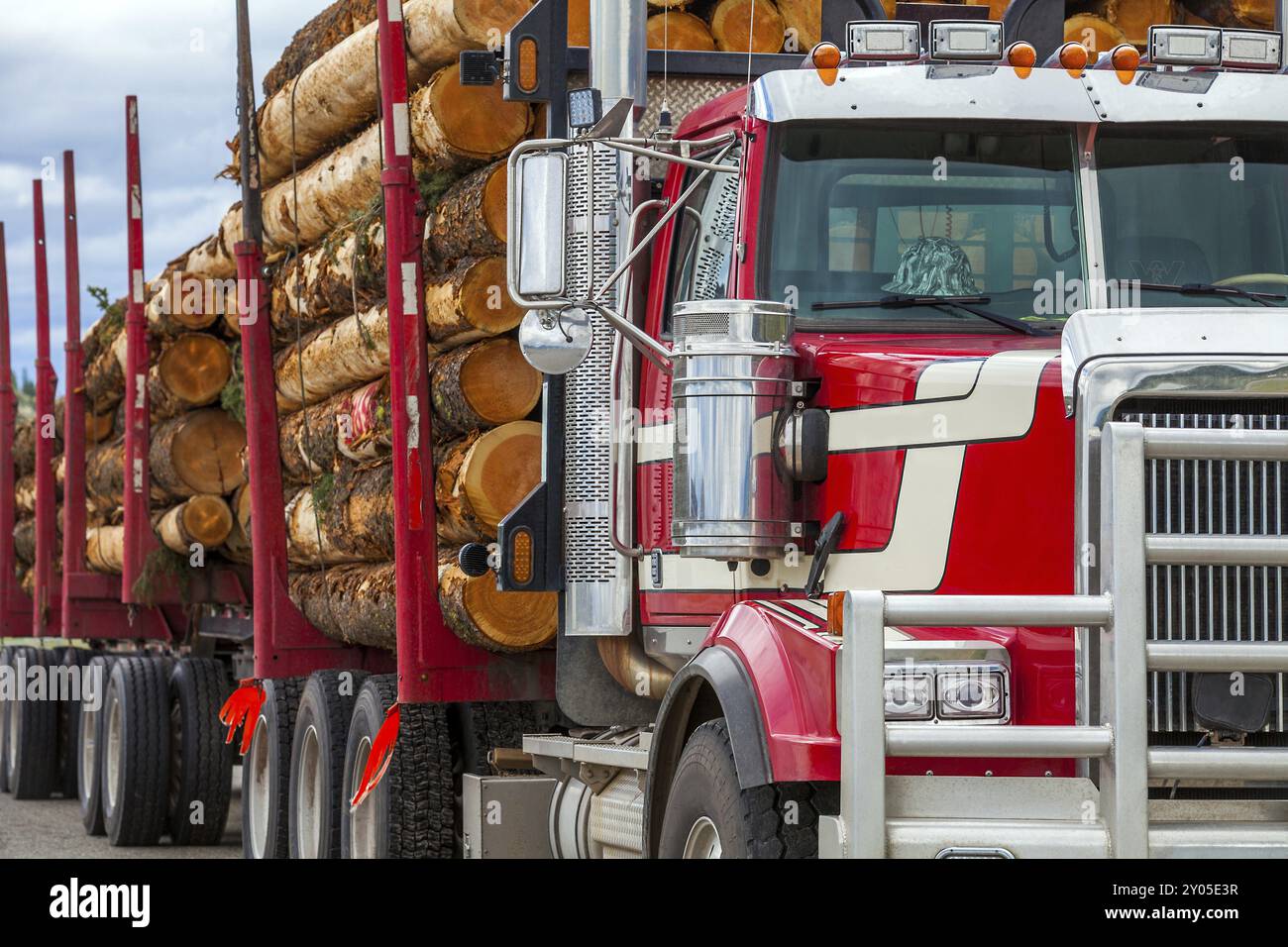 Schwer belasteter Holztransport-Lkw in British Columbia Kanada Stockfoto