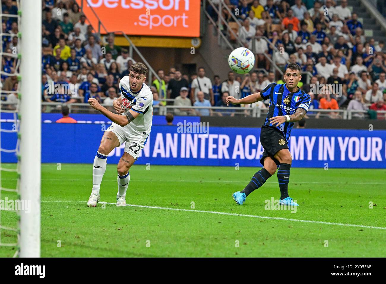 Mailand, Italien. 30. August 2024. Lautaro Martinez (10) von Inter und Matteo Ruggeri (22) von Atalanta während des Spiels Der Serie A zwischen Inter und Atalanta bei Giuseppe Meazza in Mailand. Stockfoto