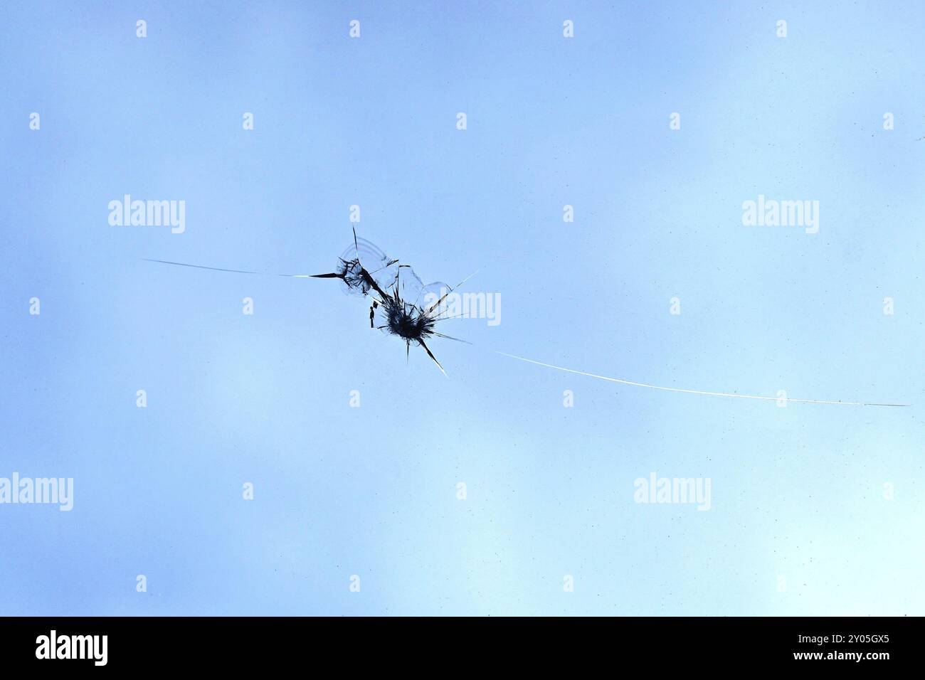 Risse im Glas und kaputten Auto Windschutzscheibe Stockfoto