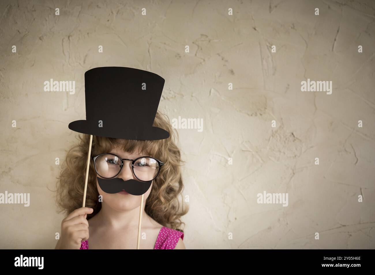Hipster-Geek-Kind. Trendiges Modekonzept Stockfoto