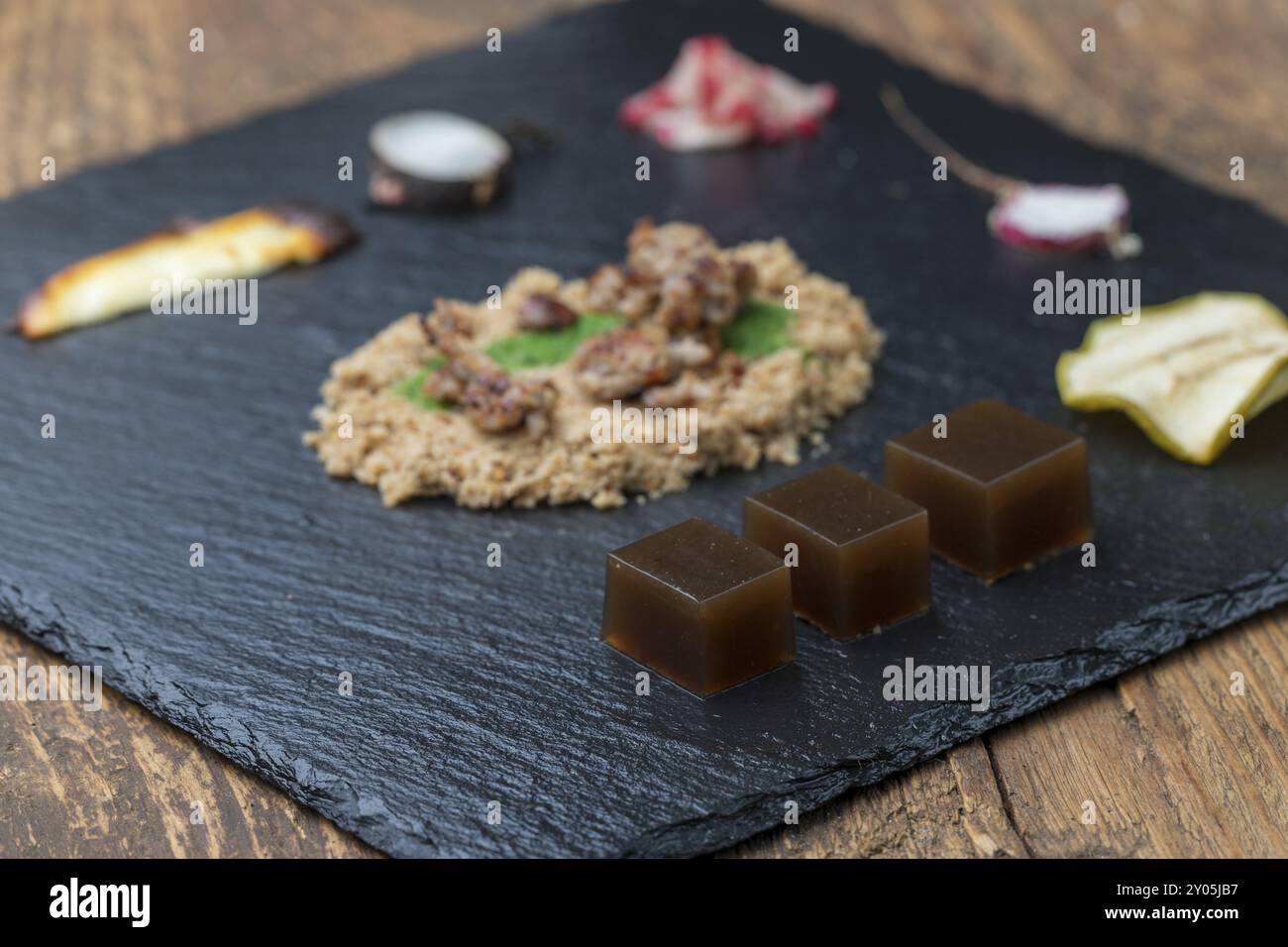 Molekulare Küche auf schwarzem Schiefer Stockfoto