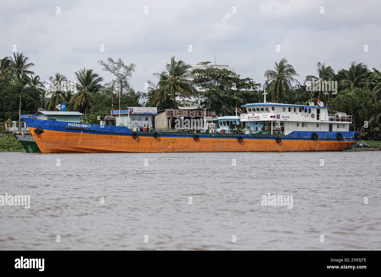 Tiền Giang, Vietnam. 31. August 2024: Öl- und Chemikalientankschiff (Erdöltransport) in einer Petrolimex-Tankstelle im Mekong-Delta. Der Seehandel ist eine Quelle ökologischer, wirtschaftlicher und geopolitischer Spannungen, da der kambodschanische Premierminister den Funan Techo Canal (Tonle Bassac Navigation & Logistics) plant, ein 1,7 Mrd. $ langes Projekt, das China im Rahmen der Belt & Road Initiative finanziert, um Kambodschas Abhängigkeit von vietnamesischen Seehäfen zu verringern. Eine Infrastruktur, die Phnom Penh mit dem Meer verbindet, wird als Beispiel für die wirtschaftliche Abhängigkeit Kambodschas vom chinesischen und Pekinger Einfluss in Südostasien angesehen. Quelle: Kevin Izorce/Alamy Live News Stockfoto