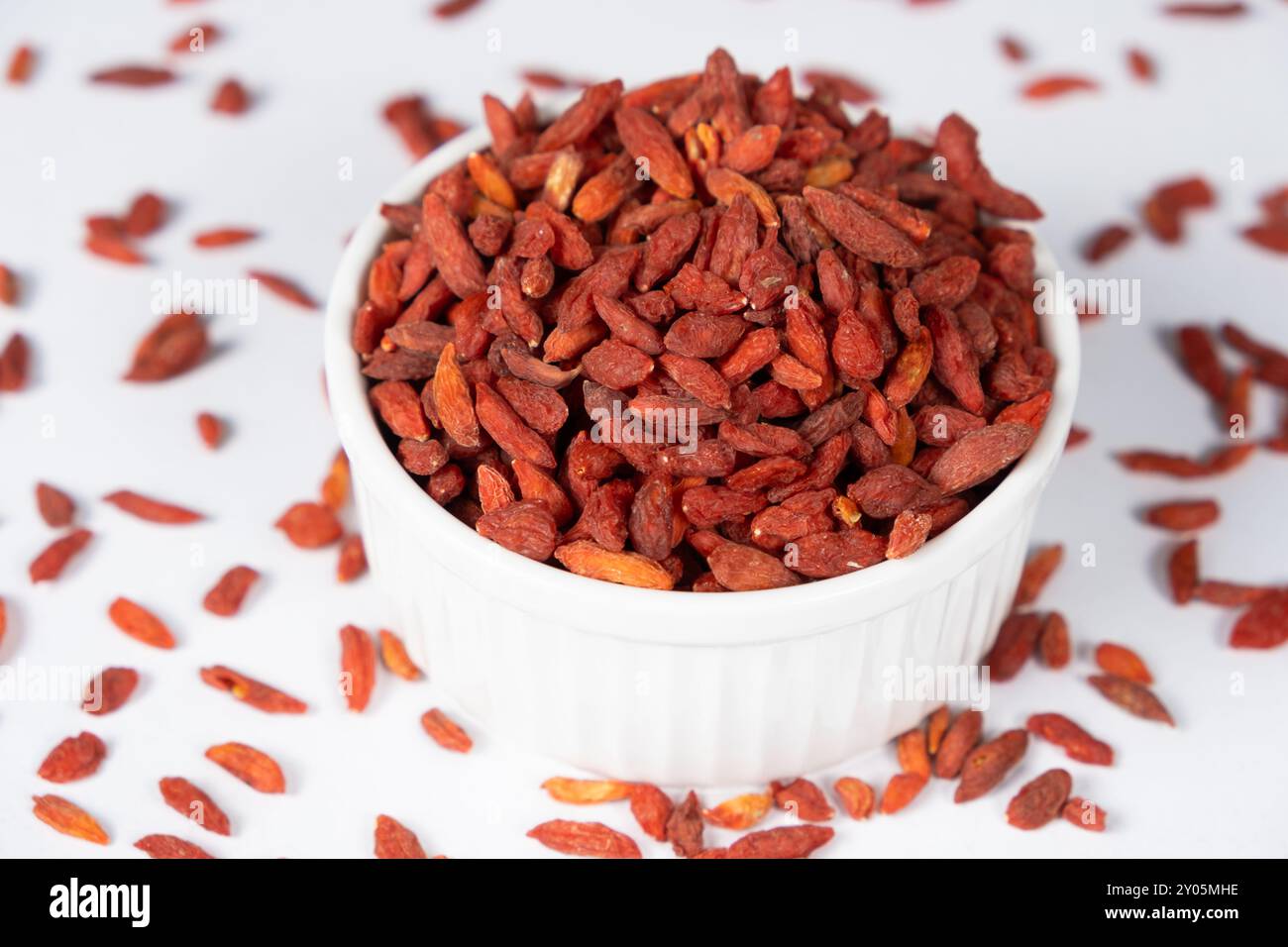 Getrocknete Goji-Beeren auf einem Teller auf weißem Hintergrund Stockfoto