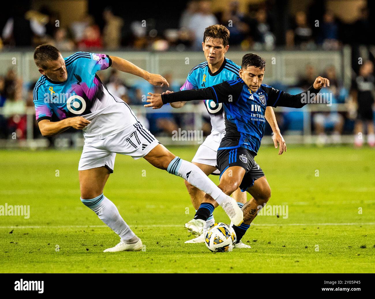 August 31 2024 San Jose, CA USA San Jose Mittelfeldspieler HernÃ¡n LÃ³pez (23) versucht, den Ball gegen den Minnesota Mittelfeldspieler Robin Lod (17) während des MLS-Spiels zwischen Minnesota United FC und den San Jose Earthakes zu verteidigen. Minnesota schlug San Jose 2-1 im PayPal Park San Jose Kalifornien Thurman James/CSM Stockfoto