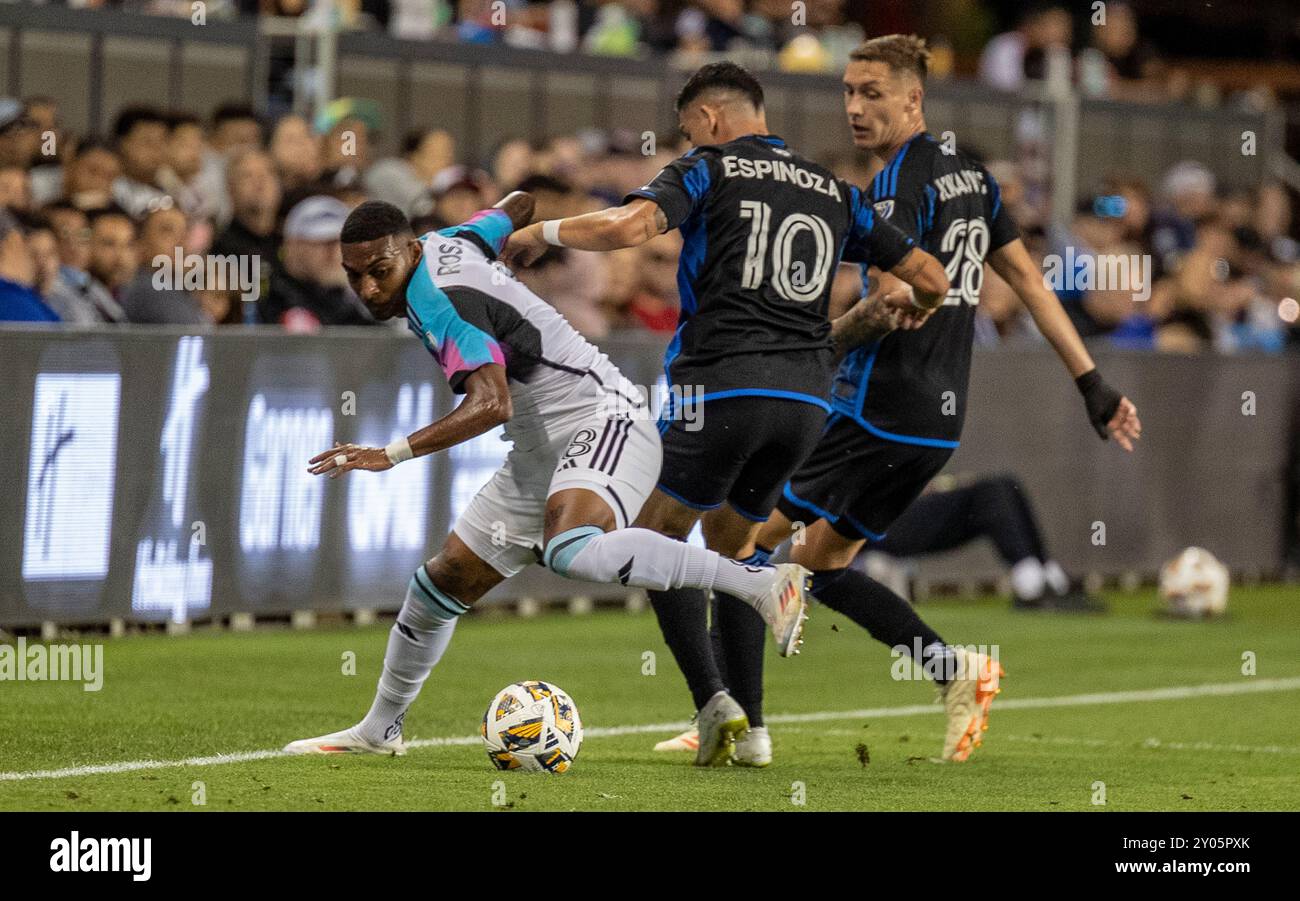 August 31 2024 San Jose, CA USA Minnesota Mittelfeldspieler Joseph Rosales (8) schützt den Ball während des MLS-Spiels zwischen Minnesota United FC und den San Jose Earthakes. Minnesota schlug San Jose 2-1 im PayPal Park San Jose Kalifornien Thurman James/CSM Stockfoto