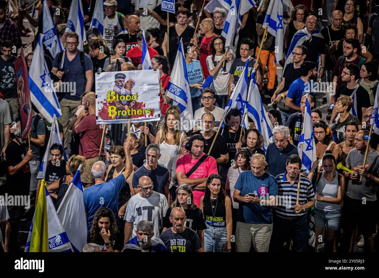 Tel Aviv, Israel. 31. August 2024. Tausende von Demonstranten während eines Protestes in Tel Aviv am Samstag, 31 2024. August. Israel sagt, dass seine Truppen die Leichen von sechs Geiseln, die die Hamas im Gazastreifen festgehalten hat, geborgen haben. In einer Erklärung sagten die israelischen Verteidigungskräfte (IDF), dass die Leichen am Samstag in einem unterirdischen Tunnel im Gebiet Rafah im südlichen Gazastreifen gefunden wurden. Die IDF nannte die Geiseln Carmel Gat, Eden Yerushalmi, Hersh Goldberg-Polin, Alexander Lobanov, Almog Sarusi und Meister Sgt Ori Danino. Foto von Eyal Warshavsky. Quelle: Eyal Warshavsky/Alamy Live News Stockfoto