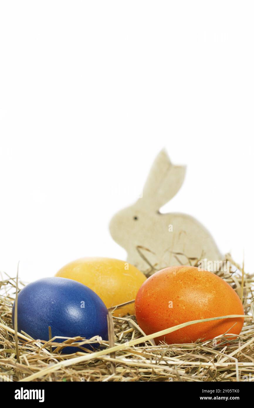 Bunte Ostereier mit Häschen Stockfoto