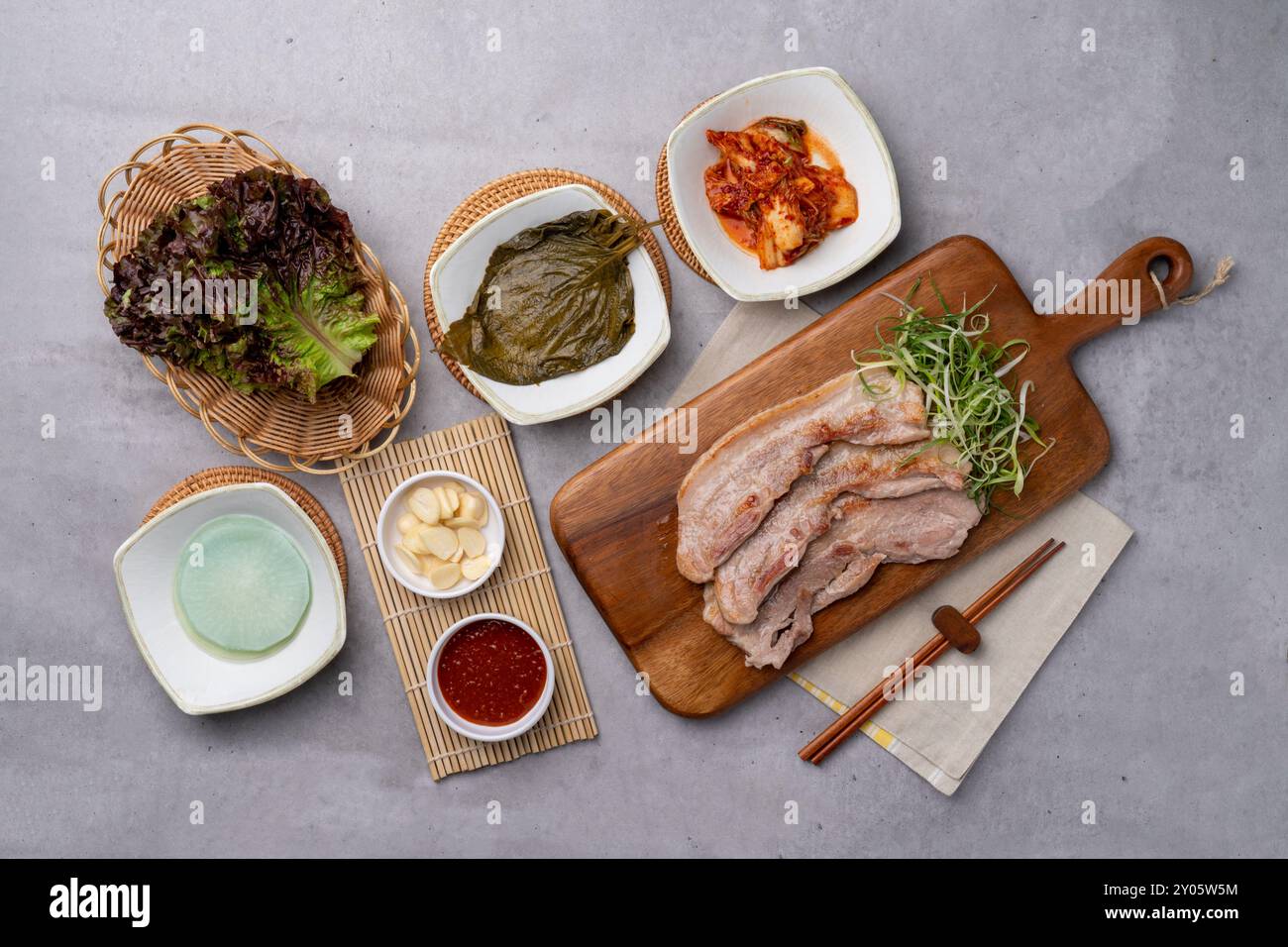 Koreanisches Essen, Briketts, Bulgogi, rote Pfefferpaste, Schweinefleisch, Schweinebauch, Beilagen, Knoblauch, Salat, Gemüse, würzen Stockfoto