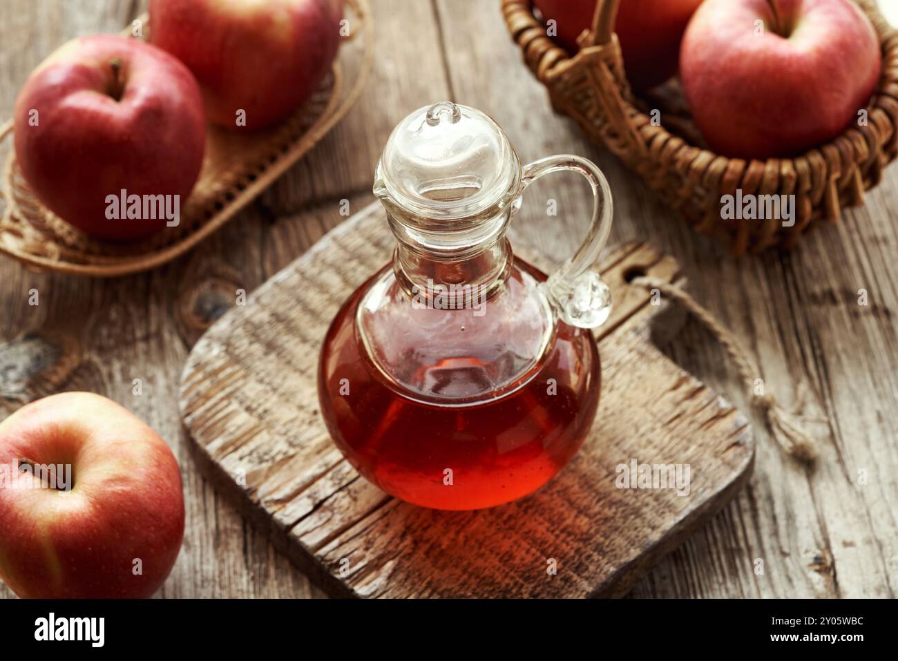 Apfelessig in einer Glasflasche Stockfoto