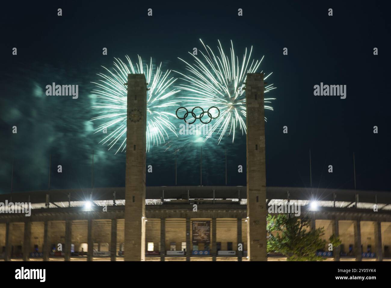 Feuerwerk hinter den Olympischen Ringen bei der Pyronale auf dem Maifeld im Olympiastadion Berlin, 30/08/2024 Stockfoto