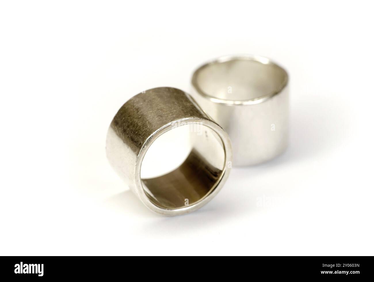 Zwei silberne Eheringe isoliert auf weiß Stockfoto