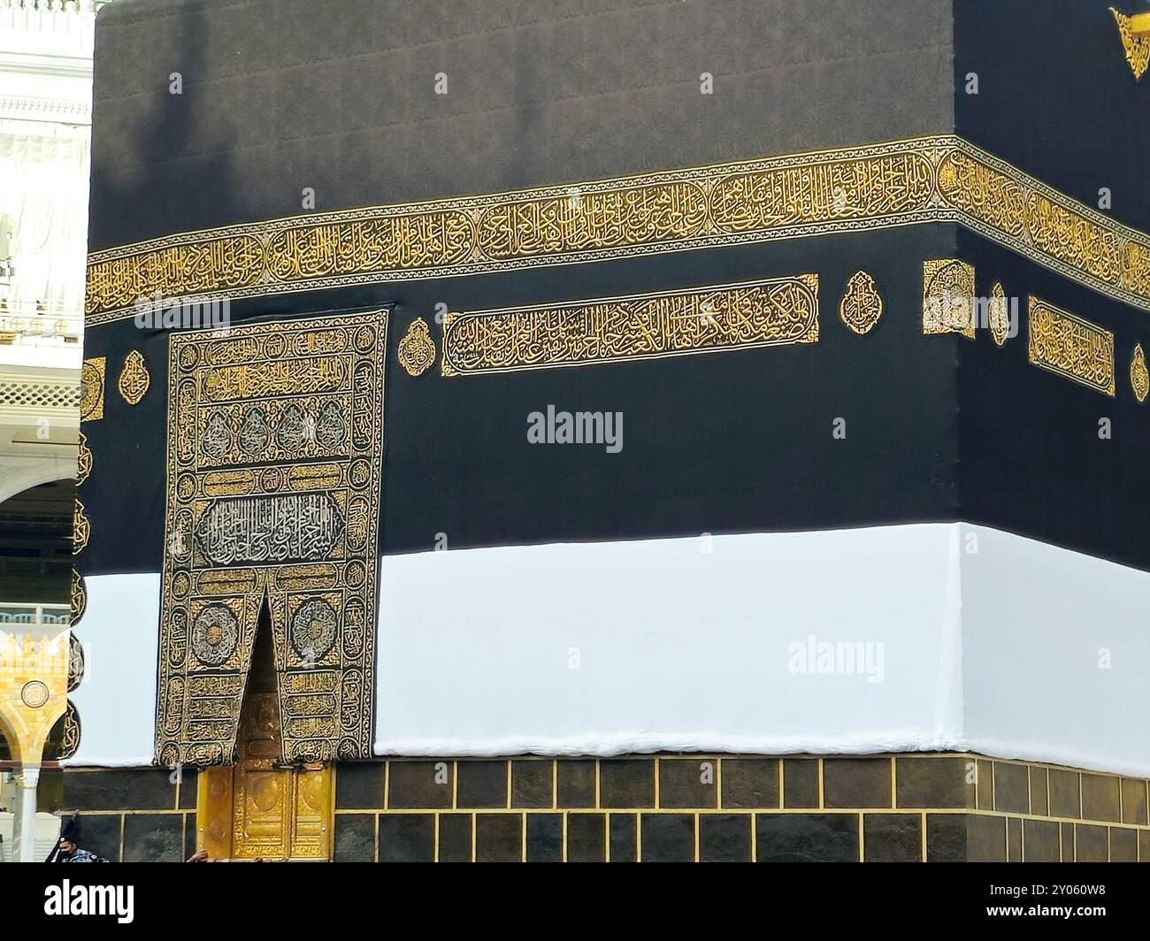 Mekka, Saudi-Arabien, 12. Juni 2024: Die heilige Kaaba in Ihram Kiswa oder Kleidung, ein weißes Tuch, das den Ihram symbolisiert, wird in Pilg auf das Kabah-Gebäude gelegt Stockfoto