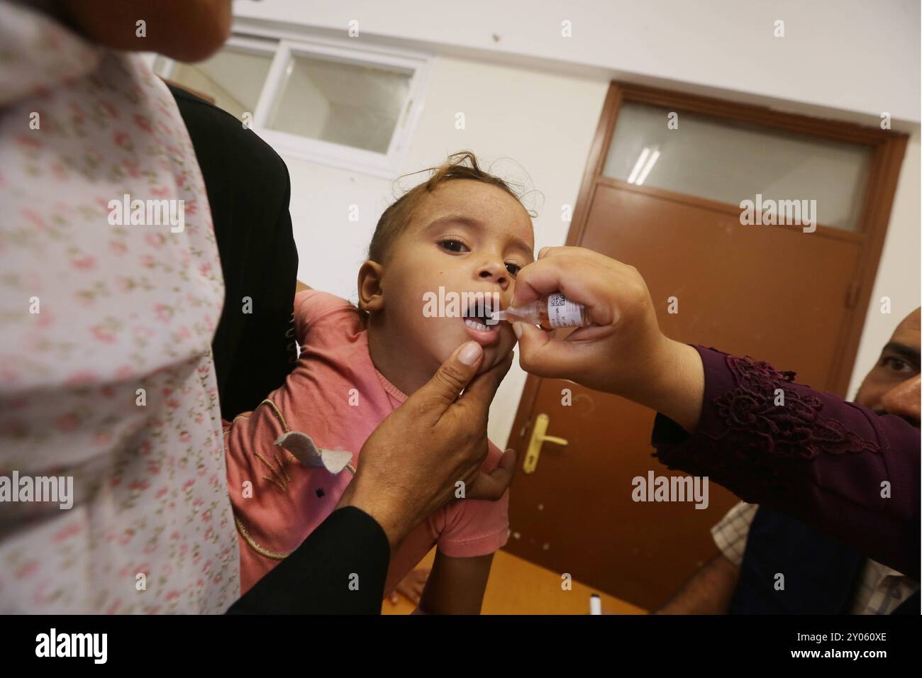 Kinder werden im Rahmen der Polio-Impfkampagne geimpft, an der mehr als 640.000 Kinder unter 10 Jahren im Flüchtlingslager Nuseirat im Gazastreifen am 1. September 2024 im Rahmen der Polio-Impfkampagne geimpft werden, die mehr als 640.000 Kinder unter 10 Jahren umfasst. Die Impfaktion wird vom Ministerium für Gesundheit Palästinas in Zusammenarbeit mit der Weltgesundheitsorganisation WHO, dem Kinderfonds der Vereinten Nationen UNICEF und dem Hilfswerk der Vereinten Nationen für Palästinaflüchtlinge UNRWA in allen Regionen des Gazastreifens durchgeführt. Foto von Omar Ashtawy Stockfoto