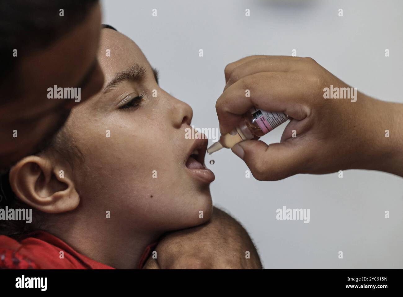 Kinder werden im Rahmen der Polio-Impfkampagne geimpft, an der mehr als 640.000 Kinder unter 10 Jahren im Flüchtlingslager Nuseirat im Gazastreifen am 1. September 2024 im Rahmen der Polio-Impfkampagne geimpft werden, die mehr als 640.000 Kinder unter 10 Jahren umfasst. Die Impfaktion wird vom Ministerium für Gesundheit Palästinas in Zusammenarbeit mit der Weltgesundheitsorganisation WHO, dem Kinderfonds der Vereinten Nationen UNICEF und dem Hilfswerk der Vereinten Nationen für Palästinaflüchtlinge UNRWA in allen Regionen des Gazastreifens durchgeführt. Foto von Omar Ashtawy Stockfoto