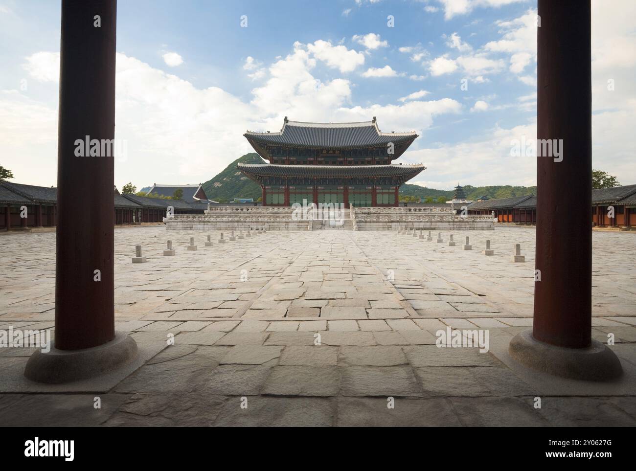 Ein großer Innenhof beherbergt den Geunjeongjeon, den königlichen Thron im Gyeongbokgung Palast in Seoul, Südkorea, Asien Stockfoto