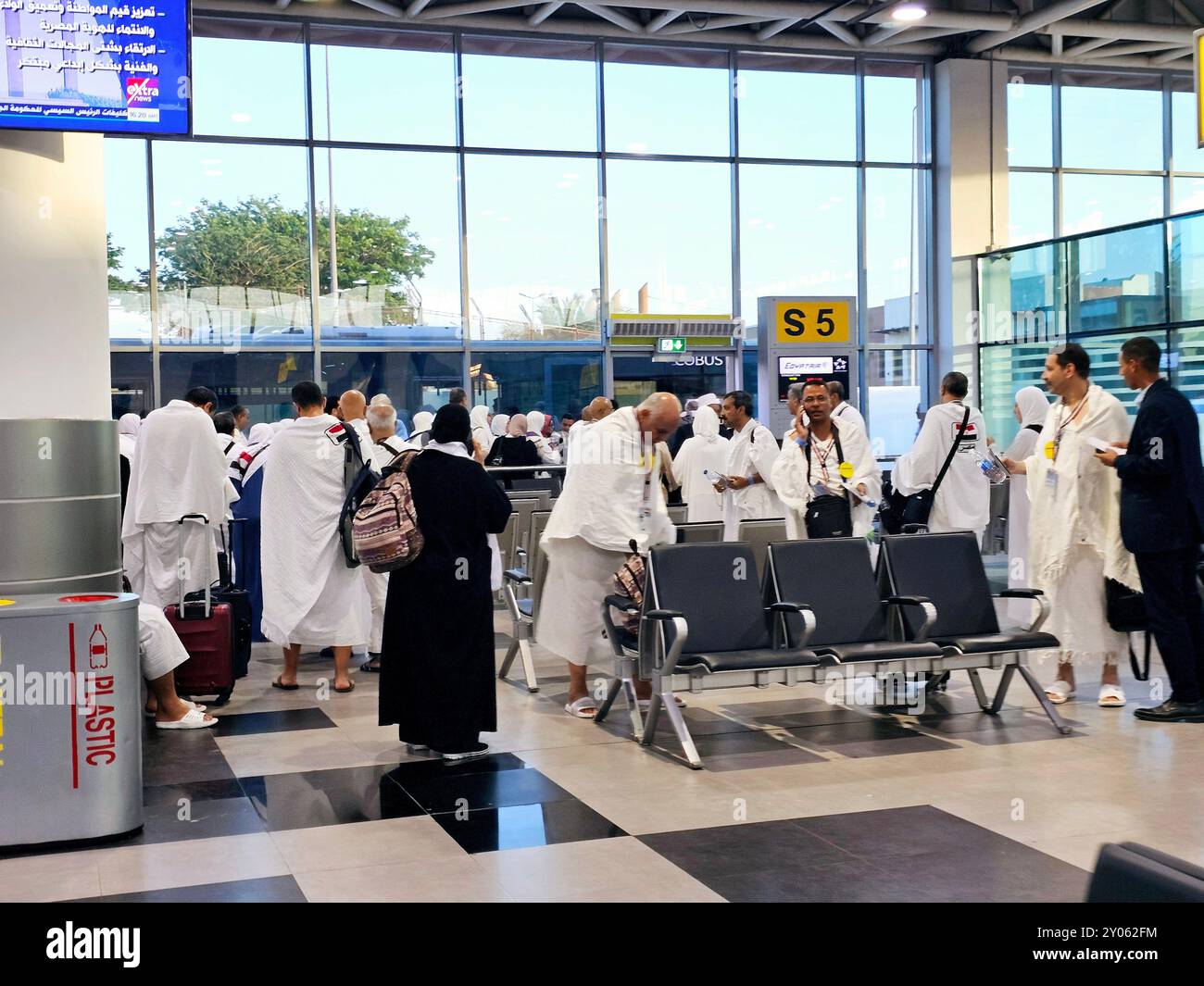 Kairo, Ägypten, 3. Juni 2024: Ägyptische Pilger am Flughafen Kairo sind bereit für den Flug nach Dschidda zur Pilgersaison des Hajj, Eine Pilgerfahrt ist Stockfoto