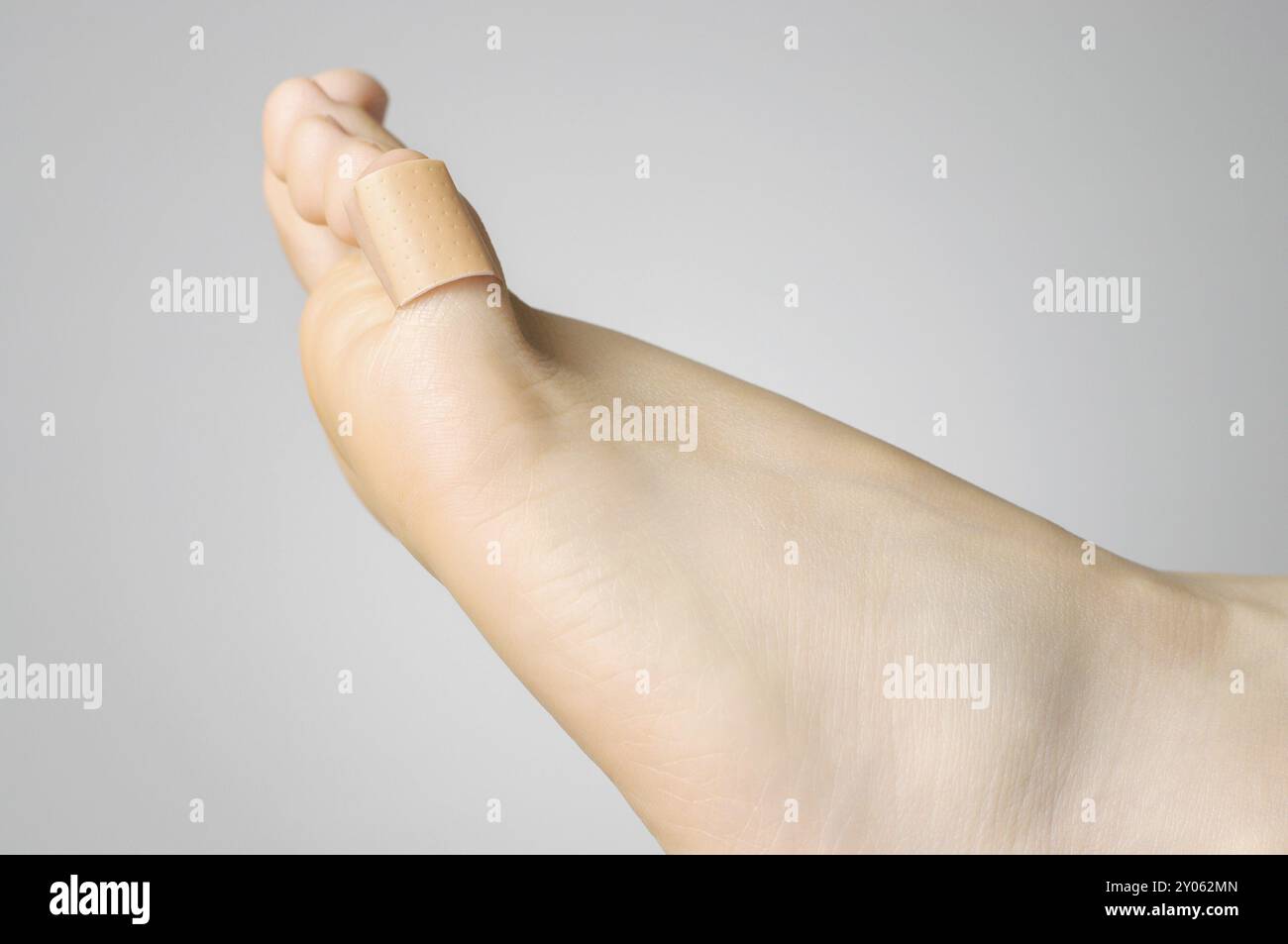 Verletzten weiblichen Fuß mit Pflaster Stockfoto