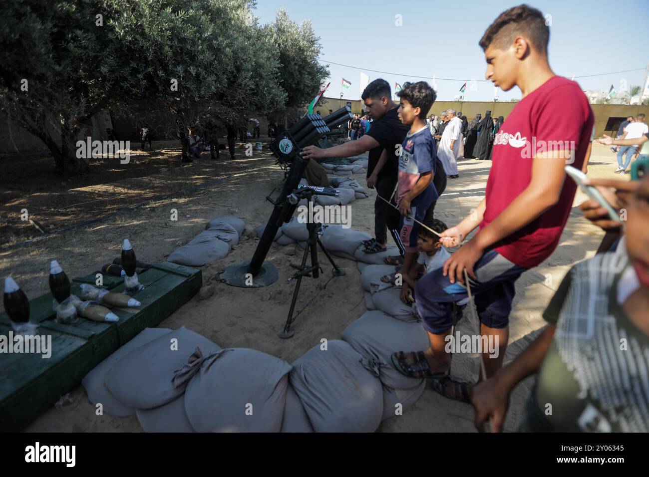 Gaza, Palästina. 19. Juli 2023. Palästinenser nehmen an einer Ausstellung von Waffen, Raketen und Tunneln des militärischen Flügels der Hamas im Lager Maghazi im zentralen Gazastreifen Teil. Die Ausstellung war Teil des Gedenkens an den 51-tägigen Konflikt zwischen Israel und Gaza im Jahr 2014, der enorme Verluste, Zerstörungen und Verwüstungen im Gazastreifen verursachte Stockfoto